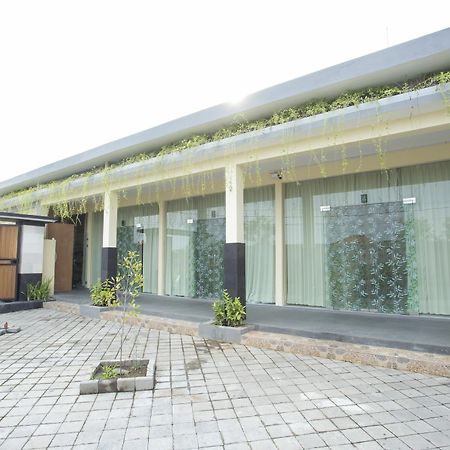V Canggu Dormitory Exteriör bild