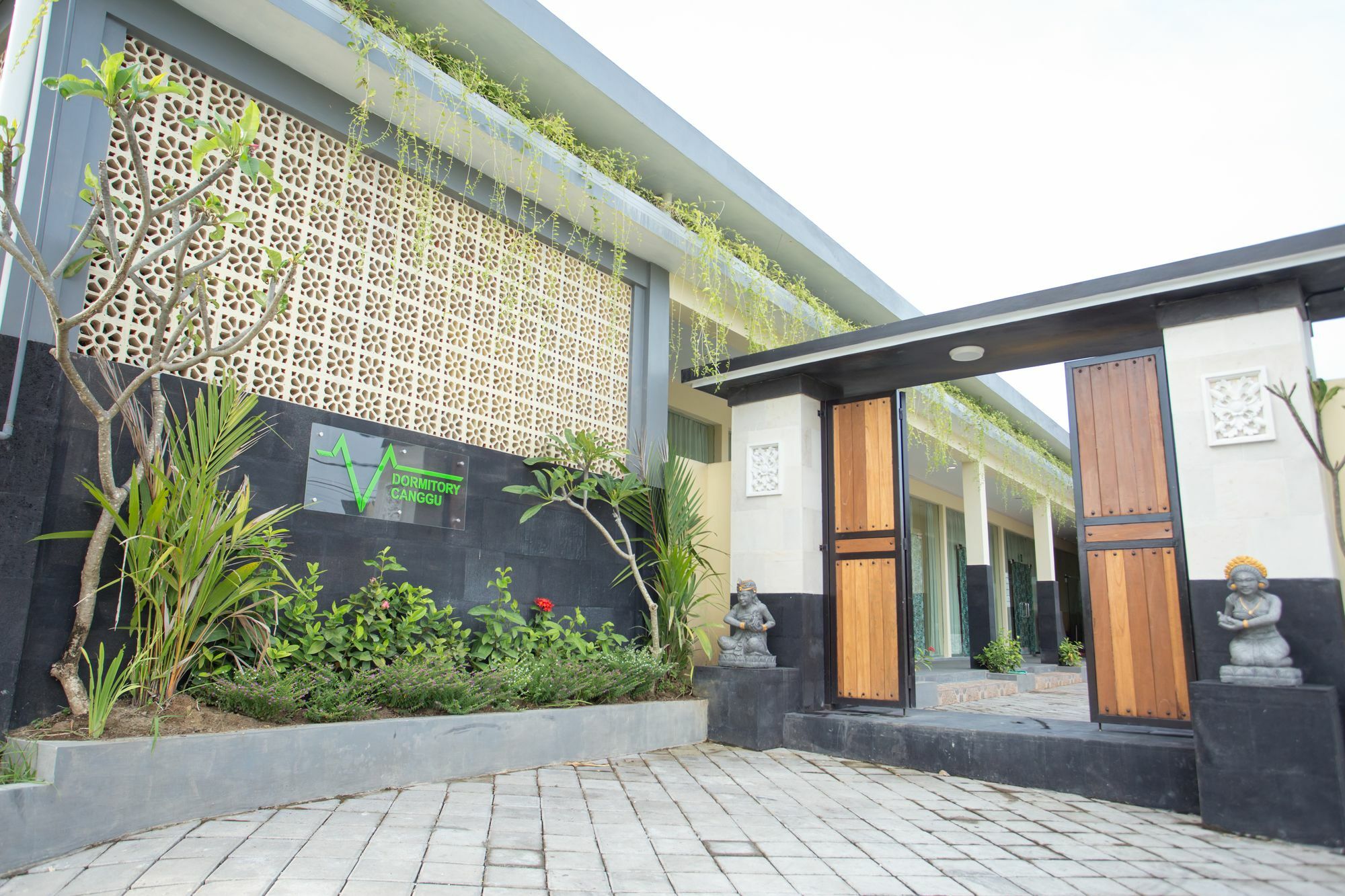 V Canggu Dormitory Exteriör bild